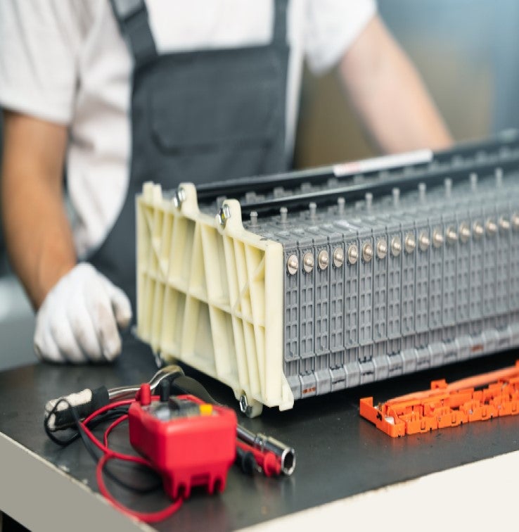 Un travailleur avec une batteries au lithium-ion sur un bureau de travail