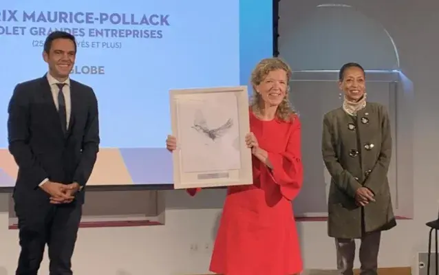 Mme Marie-France Lavallée recevant le prix Maurice Pollack