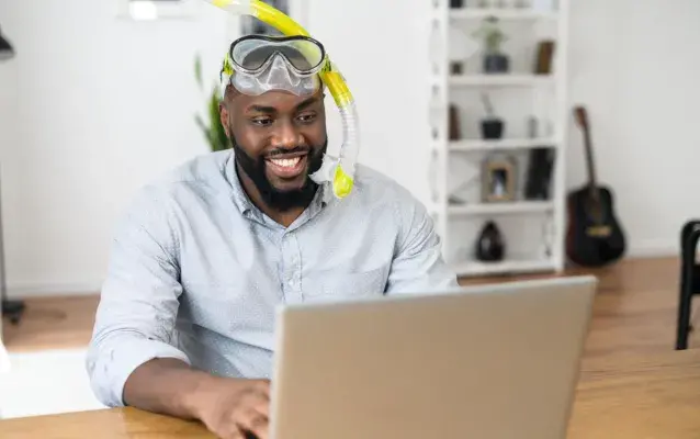 Homme préparant son congé sabbatique en entreprise