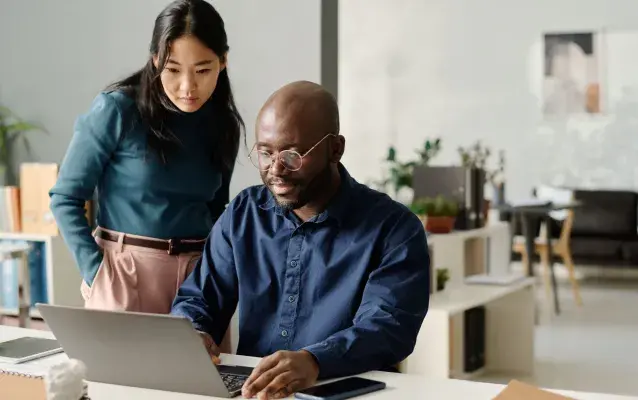 Cybersécurité au travail : deux employés devant un ordinateur