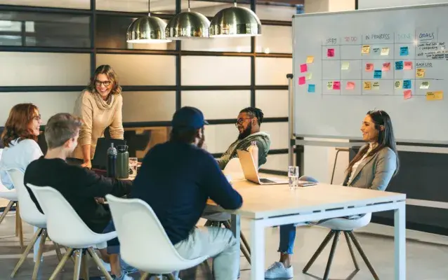 Une équipe réalise un brainstorm autour d'une table
