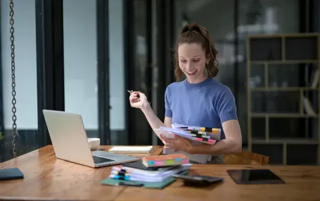 Femme d’affaires travaillant dur avec bonheur, tenant un document et se réunissant pour discuter des plans