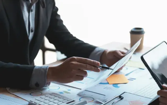 Groupe de gens d’affaires réunis pour un plan d’affaires Analysez le graphique et le graphique de croissance de l’entreprise pour planifier l’expansion de l’entreprise.