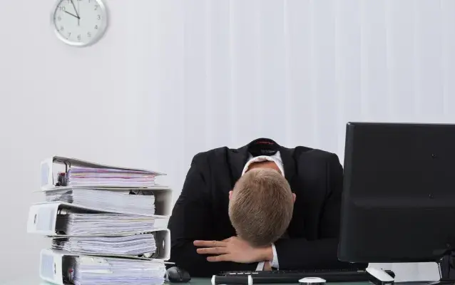 Homme d’affaires dormant en fonction