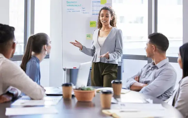Une jeune femme d’affaires faisant une présentation
