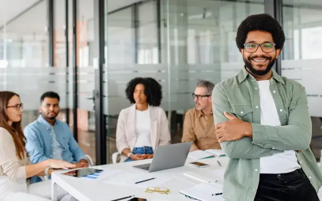 Les professionnels discutent activement d’idées et de stratégies lors d’une réunion d’entreprise.