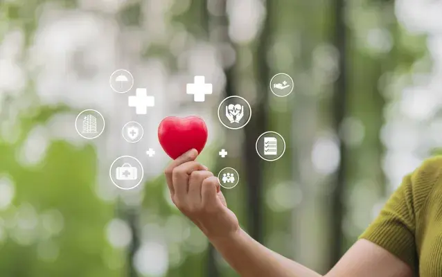 Femme tenant le cœur pour l’icône médicale, le concept d’assurance maladie, les soins de santé familiaux, l’accès aux prestations de santé et l’espace pour la copie.