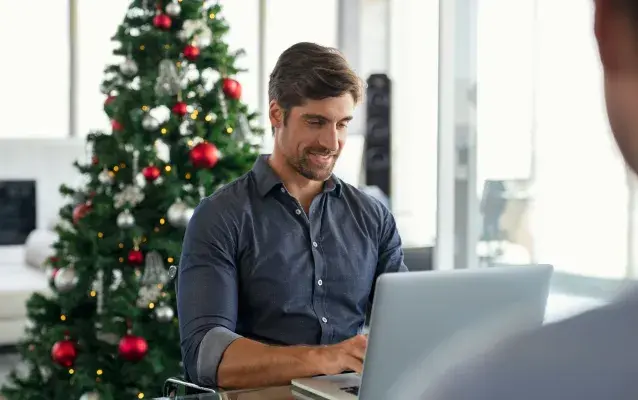 Homme d'affaires travaillant pendant le temps de Noël