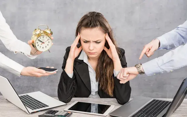 Employé de bureau féminin est fatigué du travail et épuisé.