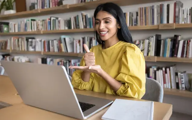 Personne sourde parlant en langue des signes parlant lors d’un appel vidéo