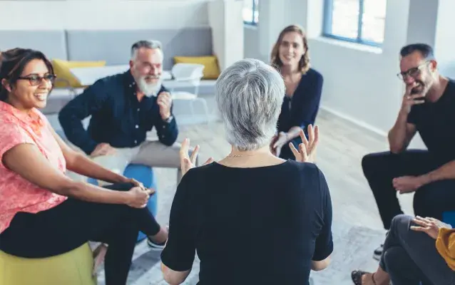 Équipe d’affaires se reposant en cercle et discutant