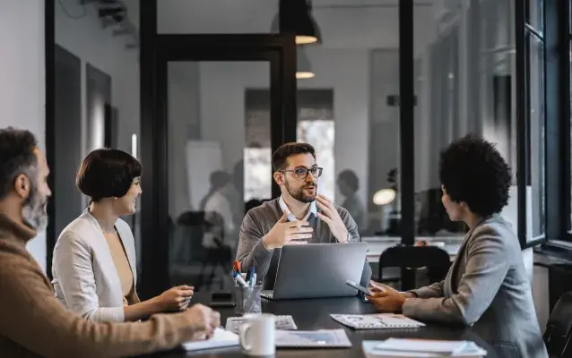 personnes discutant au travail
