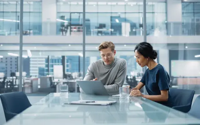 femme et homme discussion sérieuse au bureau