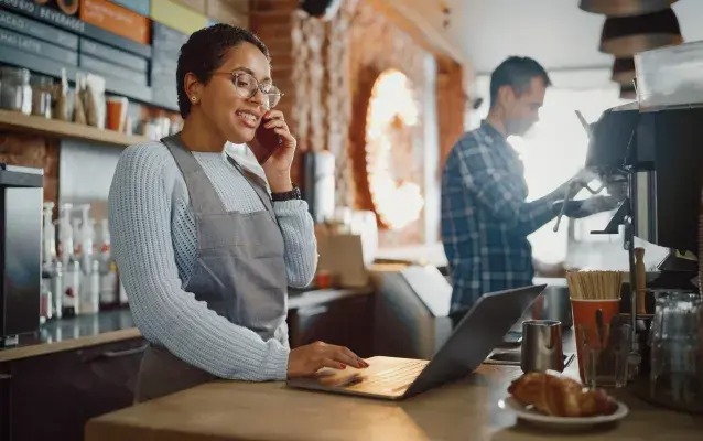 serveuse prenant une commande attablée