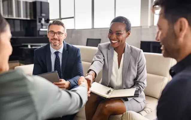 femme d'affaires noires serrant la main d'un homme en réunion