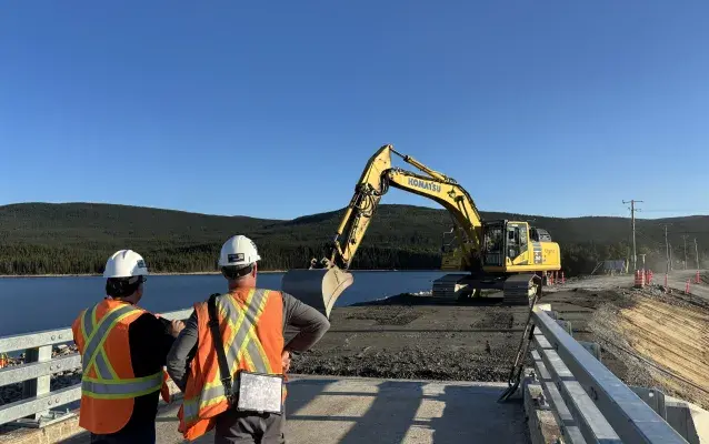 deux hommes travaillant sur un chantier