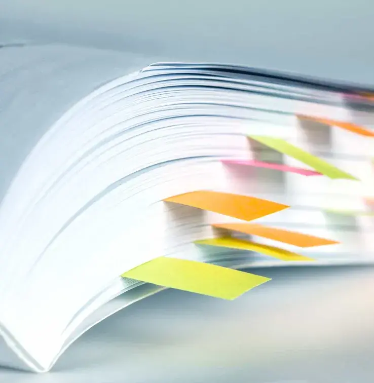 Gros plan sur programme marqué par des notes pense-bête