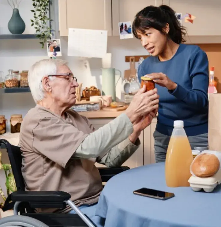 Femme achetant de la nourriture pour homme âgé