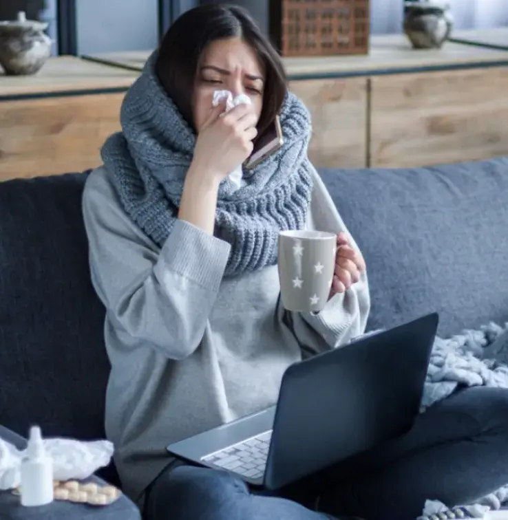 Femelle malade avec le rhume et la grippe. Concept de soins de santé