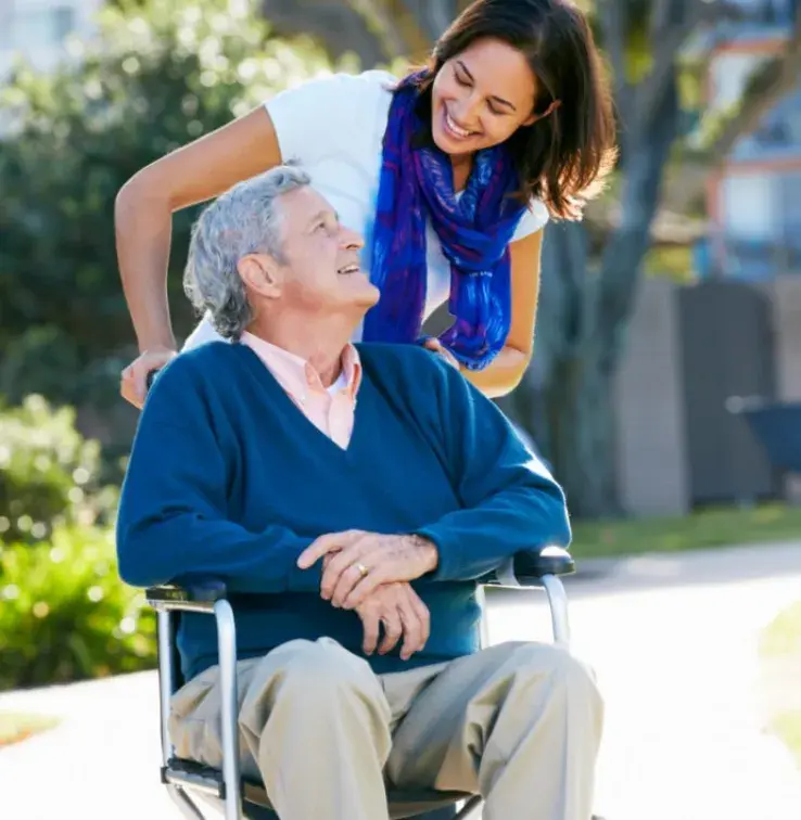 Adulte fille poussant Senior père en fauteuil roulant