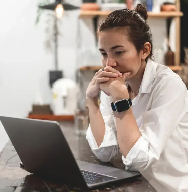 Femme stressant de travailler sur un ordinateur portable depuis la maison