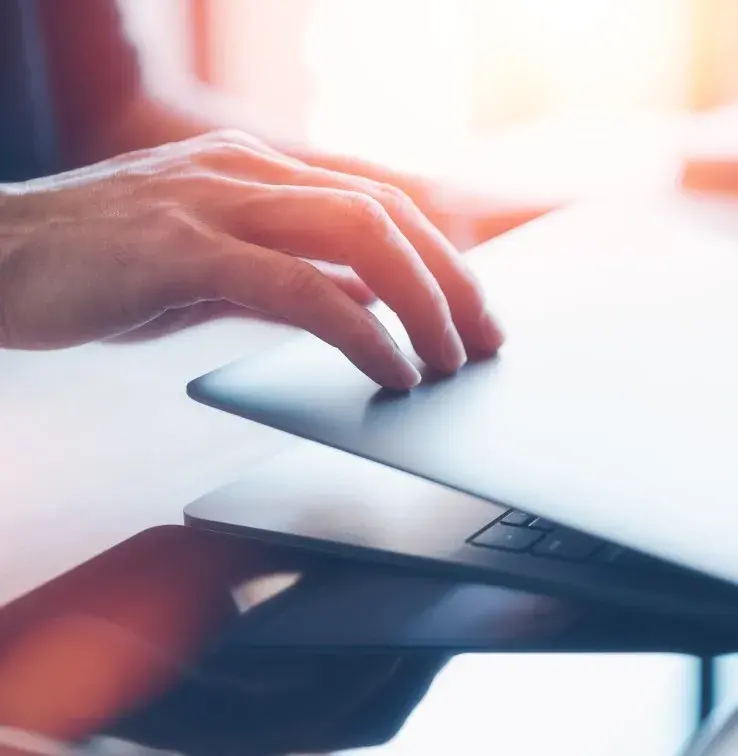 Homme d’affaires Fermeture d’ordinateur portable dans le bureau, fin de journée.