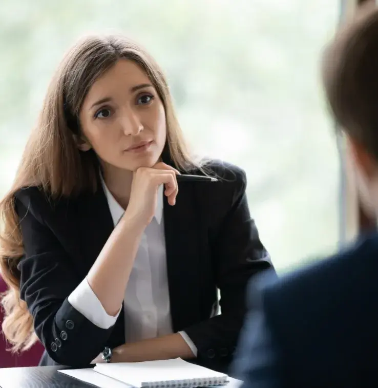 Patronne parlant avec un employé