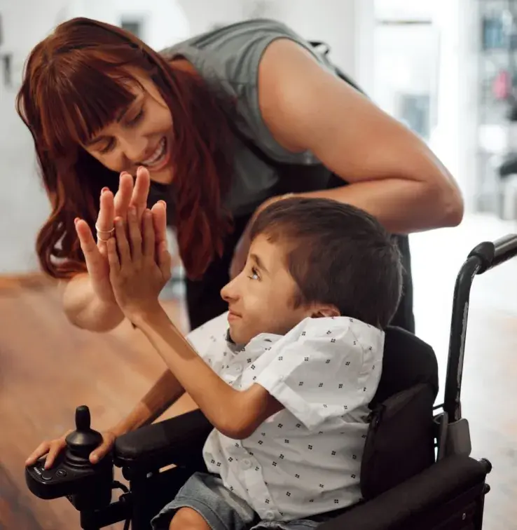 Proche aidante s'occupant d'un garçon ayant des besoins spéciaux