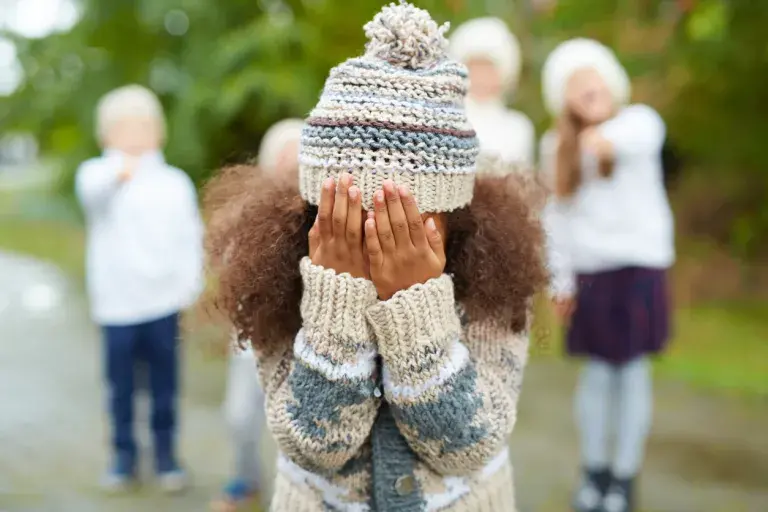 « Au Québec, la discrimination, le harcèlement et l’exploitation sont des pratiques interdites par la Charte des droits et libertés de la personne ».