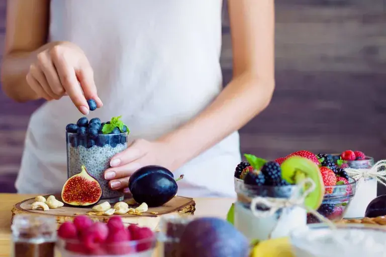 Femme préparant nourriture saine pour le petit déjeuner