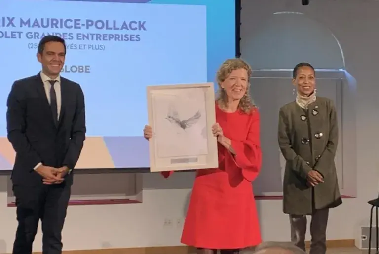 Mme Marie-France Lavallée recevant le prix Maurice Pollack