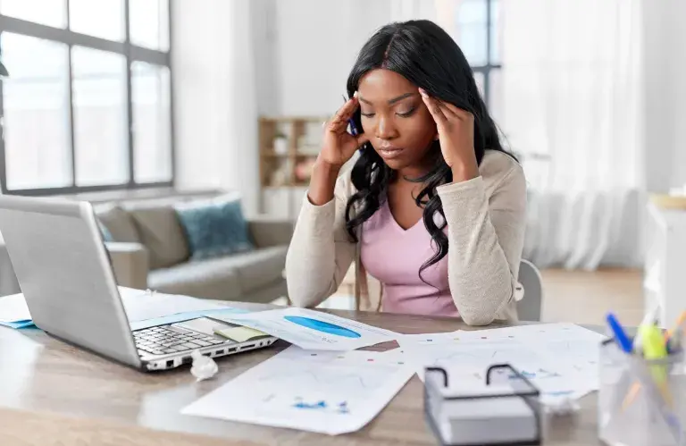 Femme qui stresse devant son poste de travail