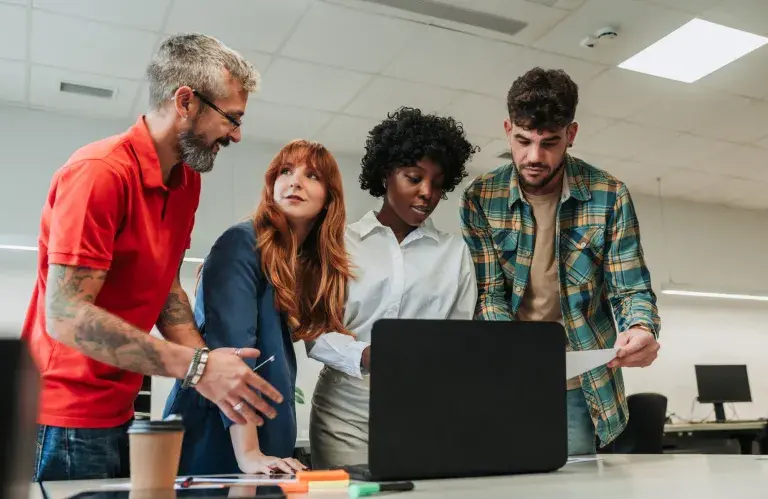 Equipe travaillant ensemble sur la stratégie de l'entreprise libérée