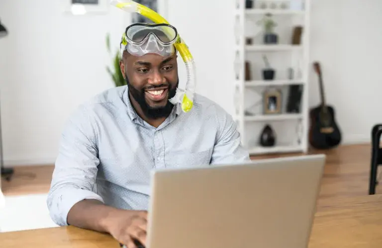 Homme préparant son congé sabbatique en entreprise