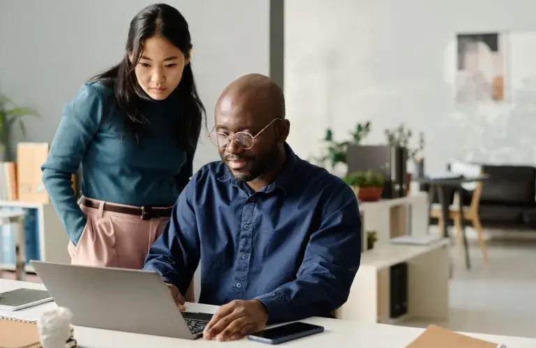 Cybersécurité au travail : deux employés devant un ordinateur