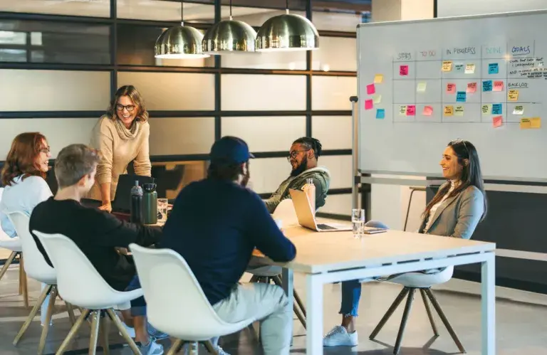 Une équipe réalise un brainstorm autour d'une table