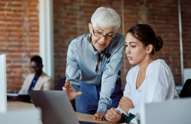 Une gestionnaire fait de la microgestion avec une employée