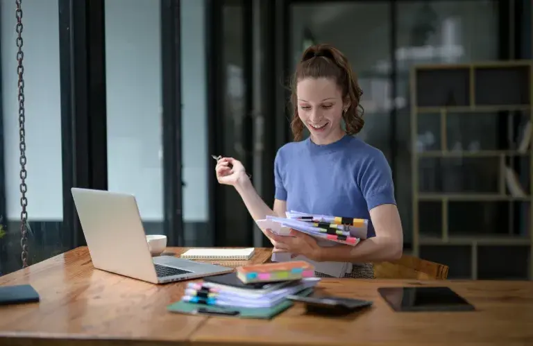 Femme d’affaires travaillant dur avec bonheur, tenant un document et se réunissant pour discuter des plans
