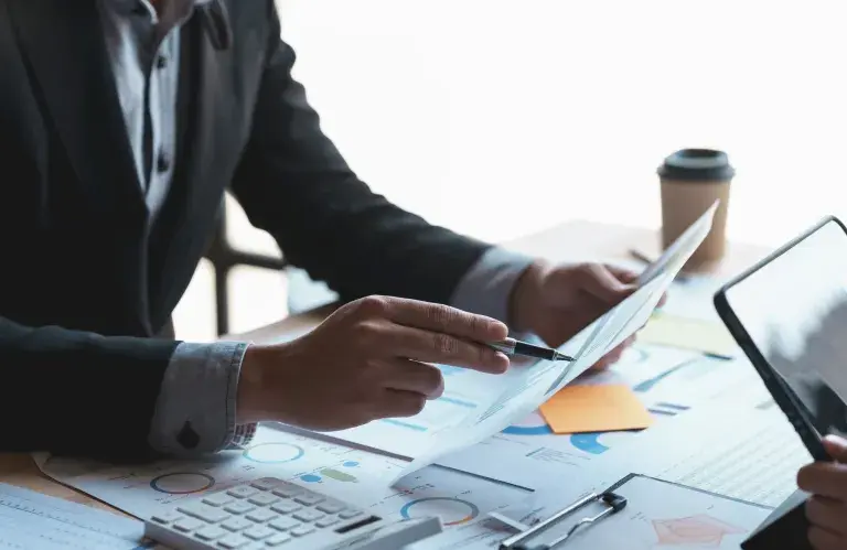 Groupe de gens d’affaires réunis pour un plan d’affaires Analysez le graphique et le graphique de croissance de l’entreprise pour planifier l’expansion de l’entreprise.