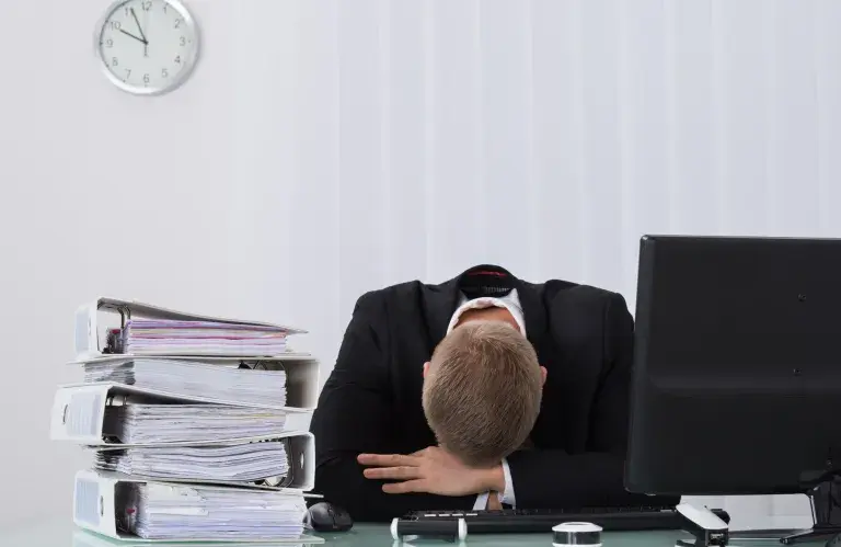 Homme d’affaires dormant en fonction