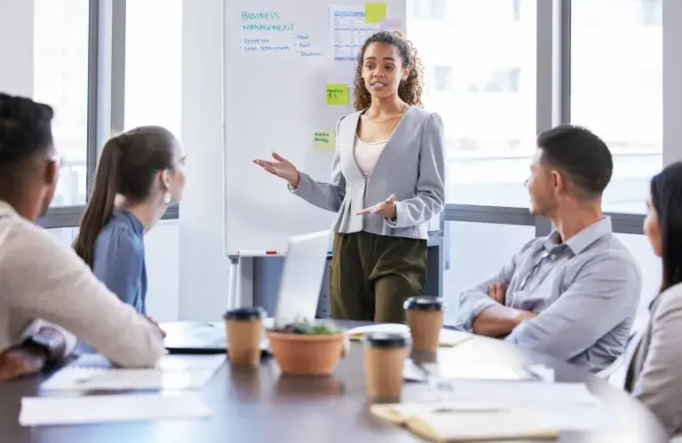 Une jeune femme d’affaires faisant une présentation