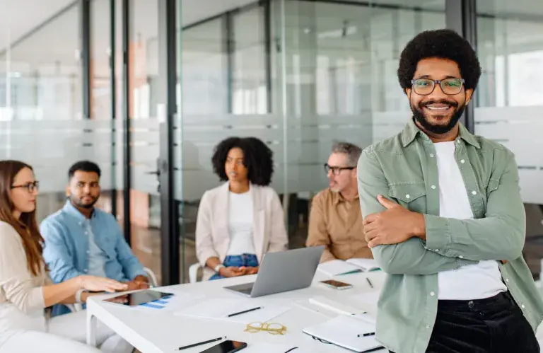 Les professionnels discutent activement d’idées et de stratégies lors d’une réunion d’entreprise.