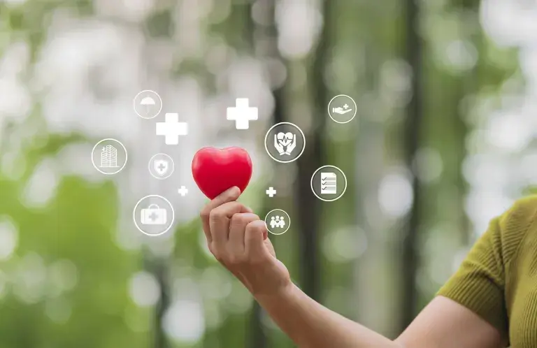 Femme tenant le cœur pour l’icône médicale, le concept d’assurance maladie, les soins de santé familiaux, l’accès aux prestations de santé et l’espace pour la copie.