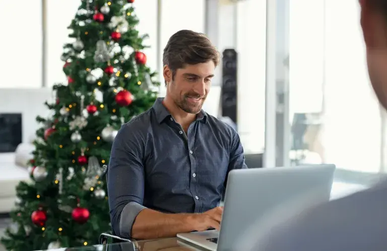 Homme d'affaires travaillant pendant le temps de Noël
