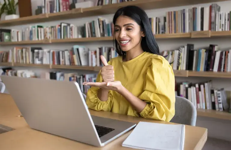 Personne sourde parlant en langue des signes parlant lors d’un appel vidéo