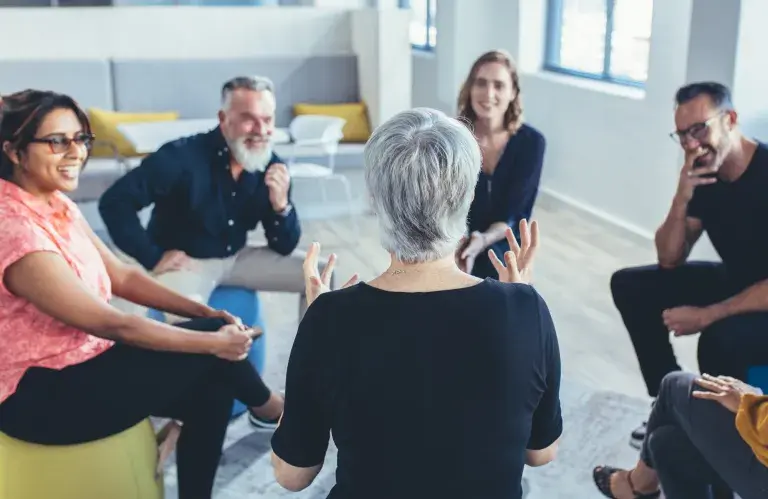 Équipe d’affaires se reposant en cercle et discutant