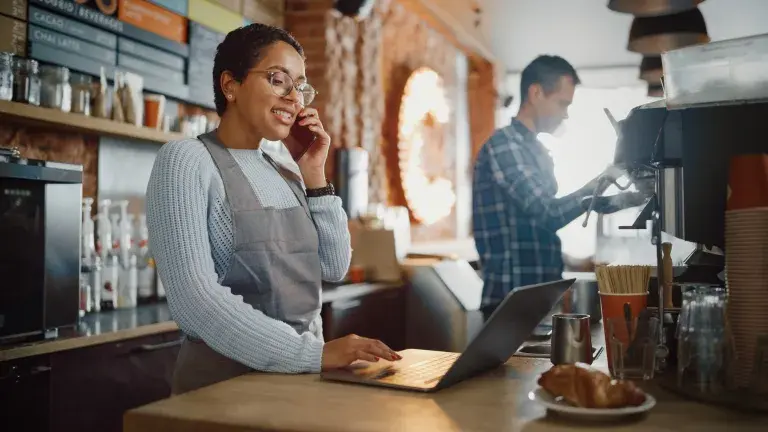 serveuse prenant une commande attablée