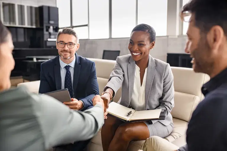 femme d'affaires noires serrant la main d'un homme en réunion