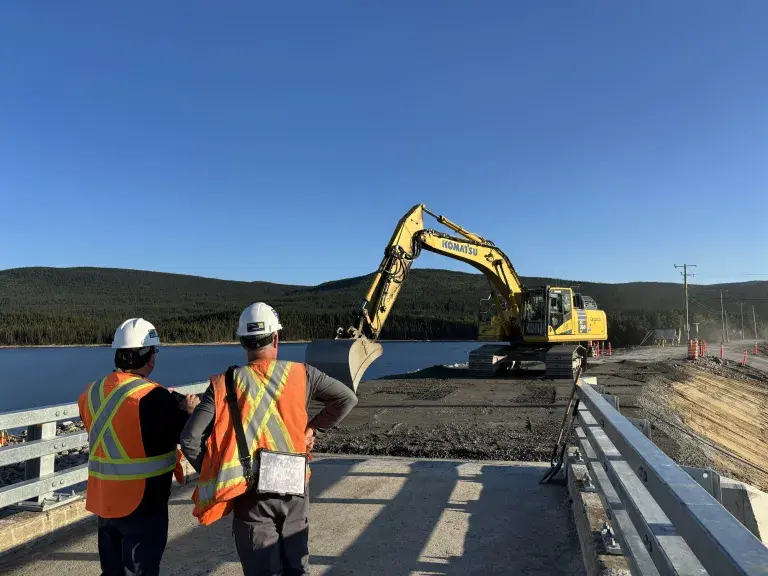 deux hommes travaillant sur un chantier