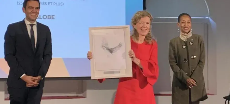 Mme Marie-France Lavallée recevant le prix Maurice Pollack